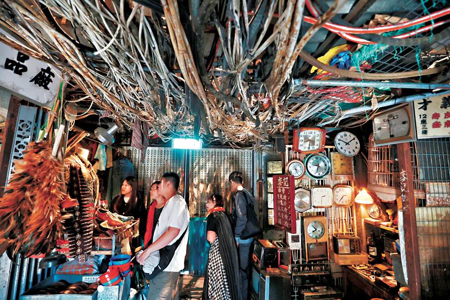 ●在場景內走一圈，體驗樓房緊貼，巷弄狹窄，不見天日的生活。 香港文匯報記者郭木又  攝