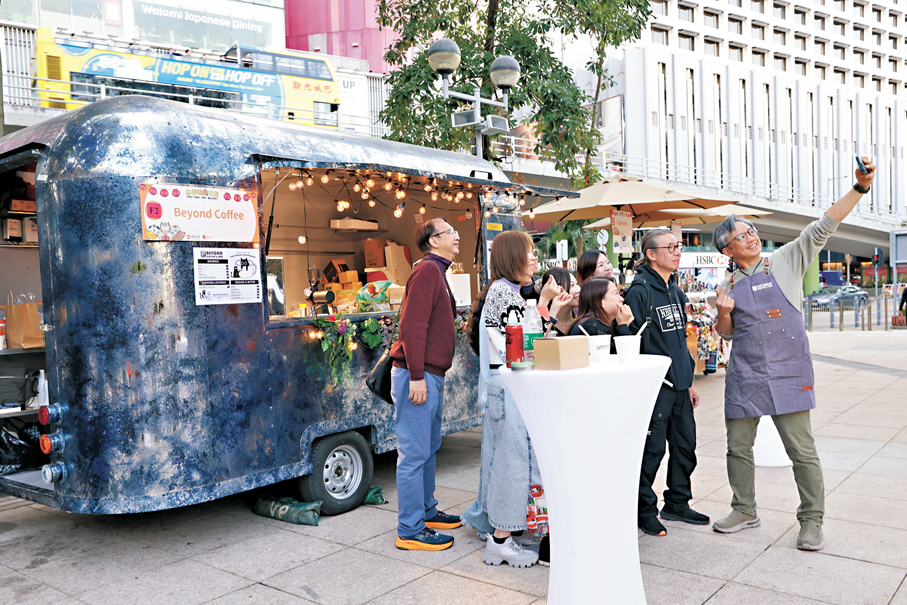 ●維園市集有三十個攤位，提供文創服務和售賣手工藝品。 香港文匯報記者萬霜靈  攝