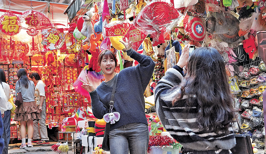 ●砵典乍街是著名節日氣氛濃厚的街道，每逢時節，店家會擺滿應景裝飾品。 香港文匯報記者曾興偉  攝 