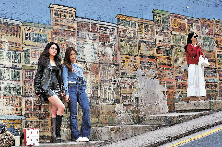 ●中環嘉咸街外有壁畫被米芝蓮旅遊指南推崇為「中環最多人拍照的壁畫」。 香港文匯報記者曾興偉  攝 