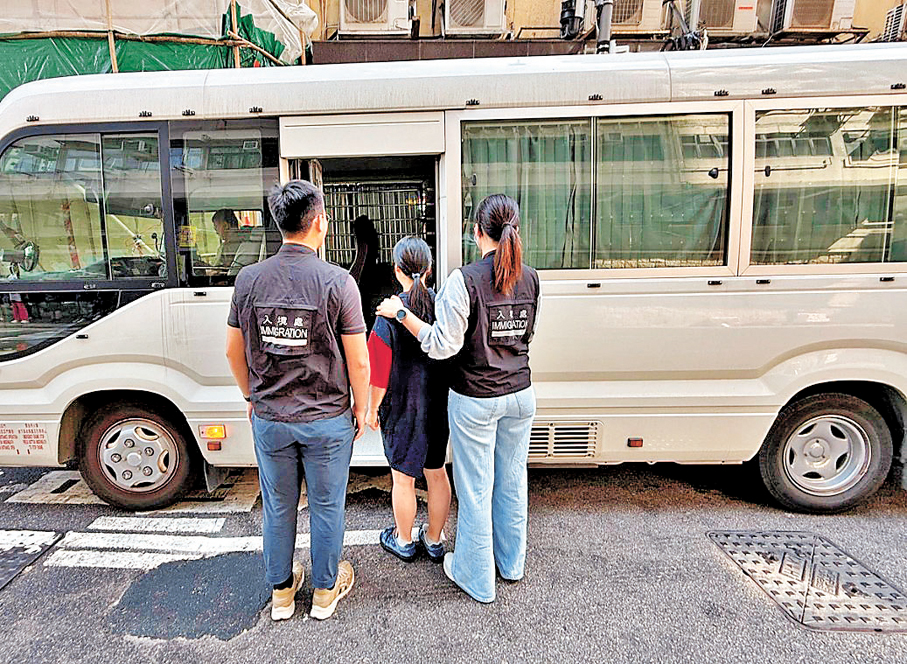●入境事務處於多區展開反非法勞工行動。圖為懷疑非法勞工在行動中被捕。