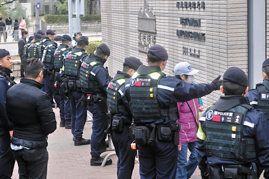 ●警方協助維持秩序。香港文匯報記者涂穴  攝