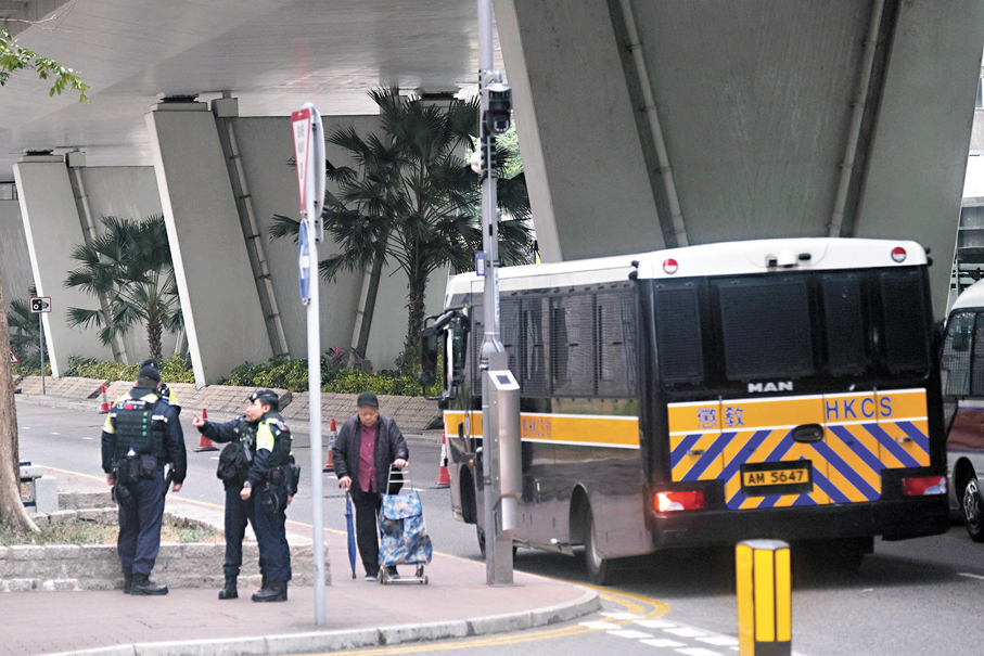 ●被告由囚車押送。 香港文匯報記者涂穴  攝