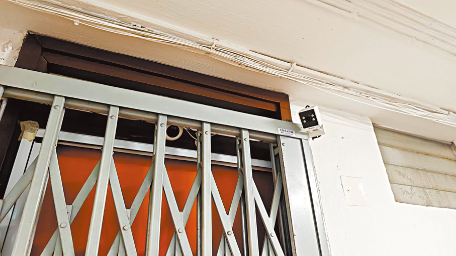 ●有肇事同層單位外裝了「天眼」鏡頭，拍攝到事發經過。 香港文匯報記者鄺福強  攝