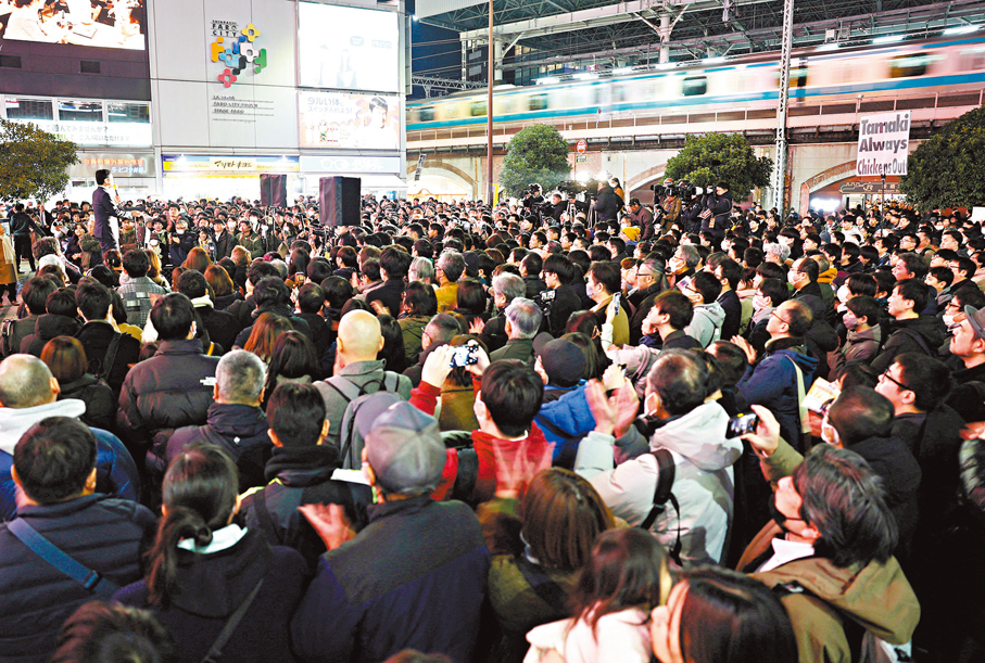 ●日本民眾周五晚在東京出席政黨街頭拉票活動。 路透社