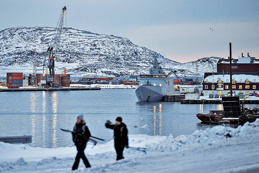 ●丹麥海軍巡邏艇停泊在格陵蘭首府努克港口。 法新社