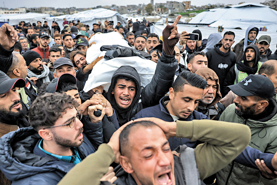 ●1月22日，加沙一名巴人記者在以空襲中喪生，大批民眾參加葬禮。 法新社