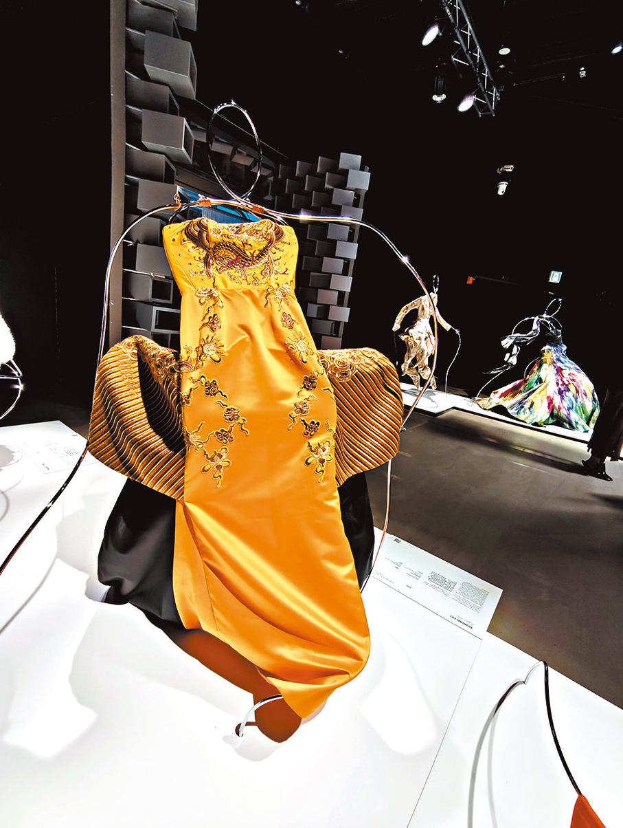 ●何國鉦設計的龍袍