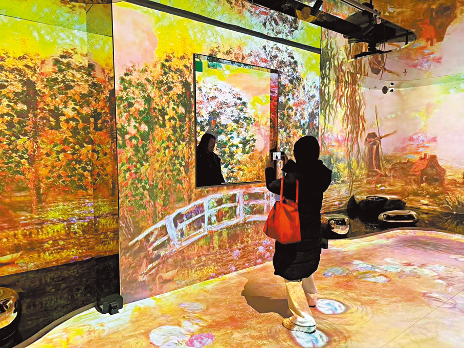 ●在王府井百貨大樓的藝雲數字藝術中心，觀眾通過展覽感受藝術與科技交融之美。