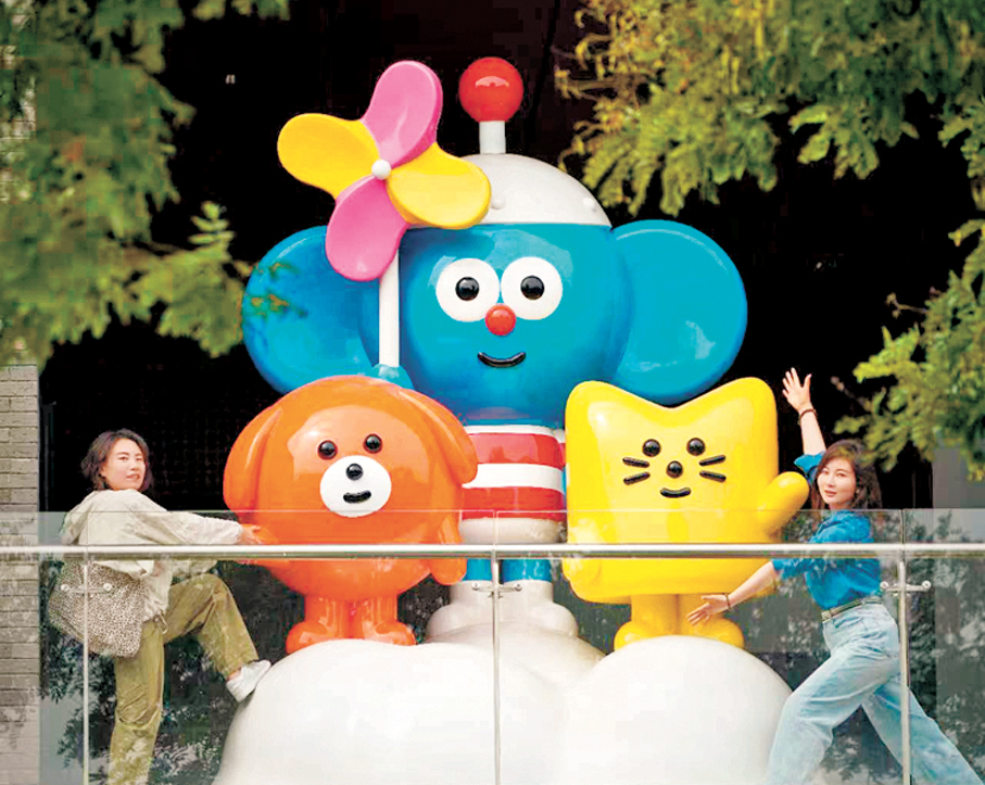 ●在隆福寺，遊客可跟現代藝術裝置拍照。