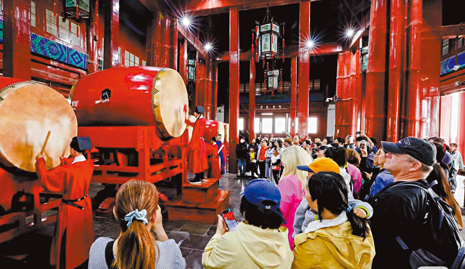 ●鼓樓內的擊鼓表演吸引大批遊客前來觀看。