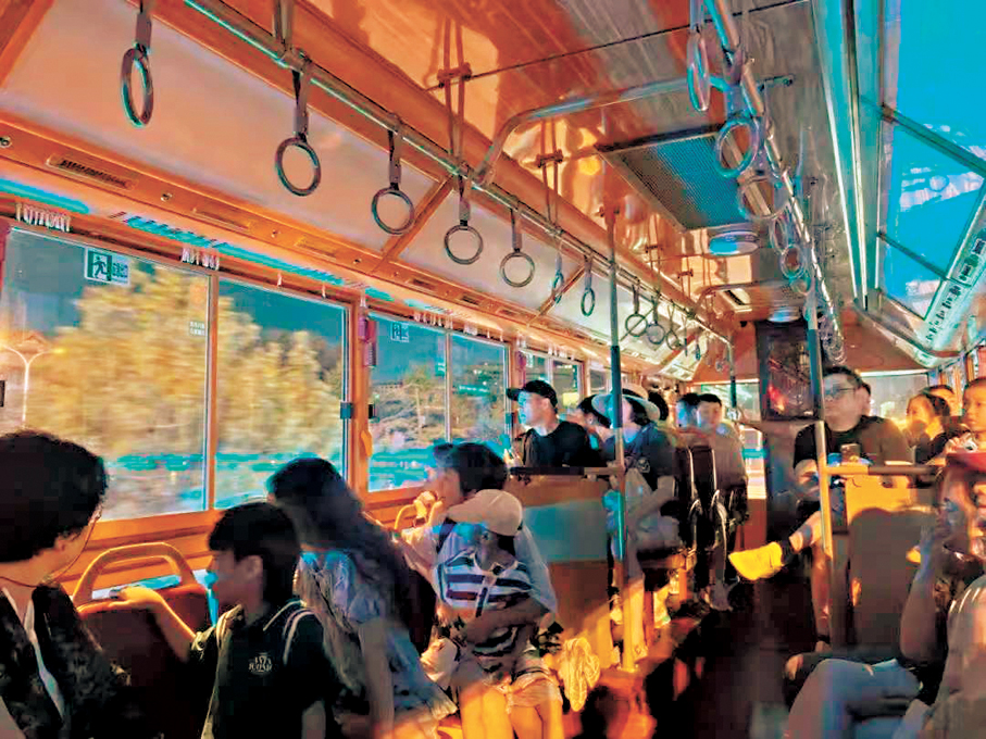 ●仿古鐺鐺車觀光巴士。北京傳真