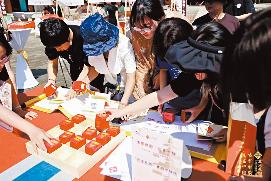 ●遊客在集中軸線特色章。