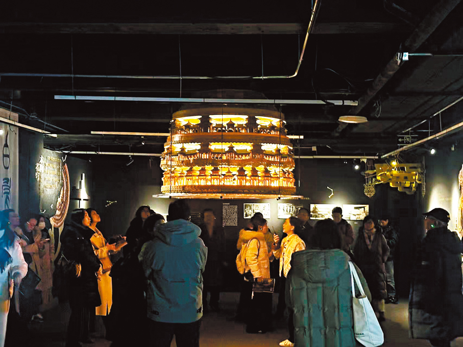 ●位於隆福寺的臻元美術館內，遊客觀看《步天歌—藻井與星宿的故事》展覽。