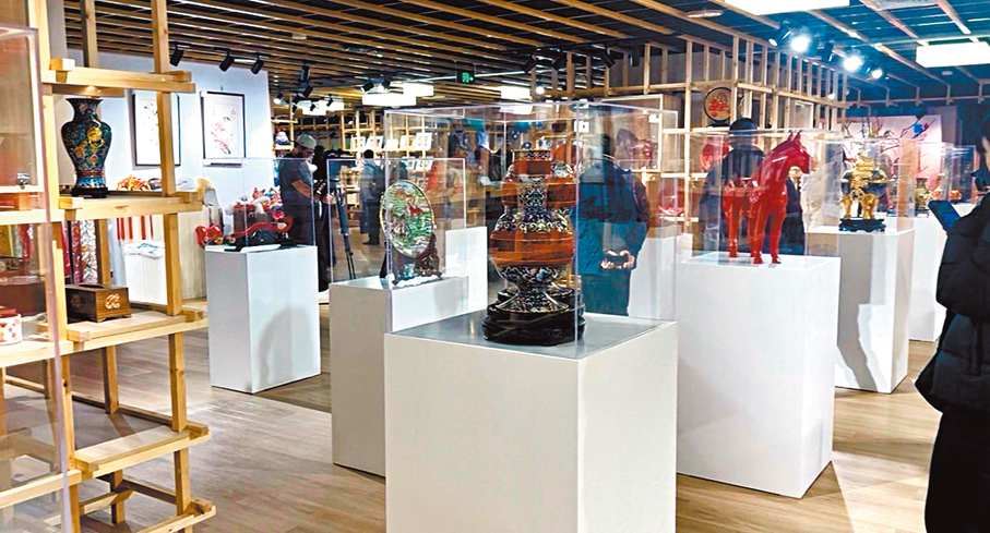 ●店內設掐絲琺瑯、京綉等互動體驗區。