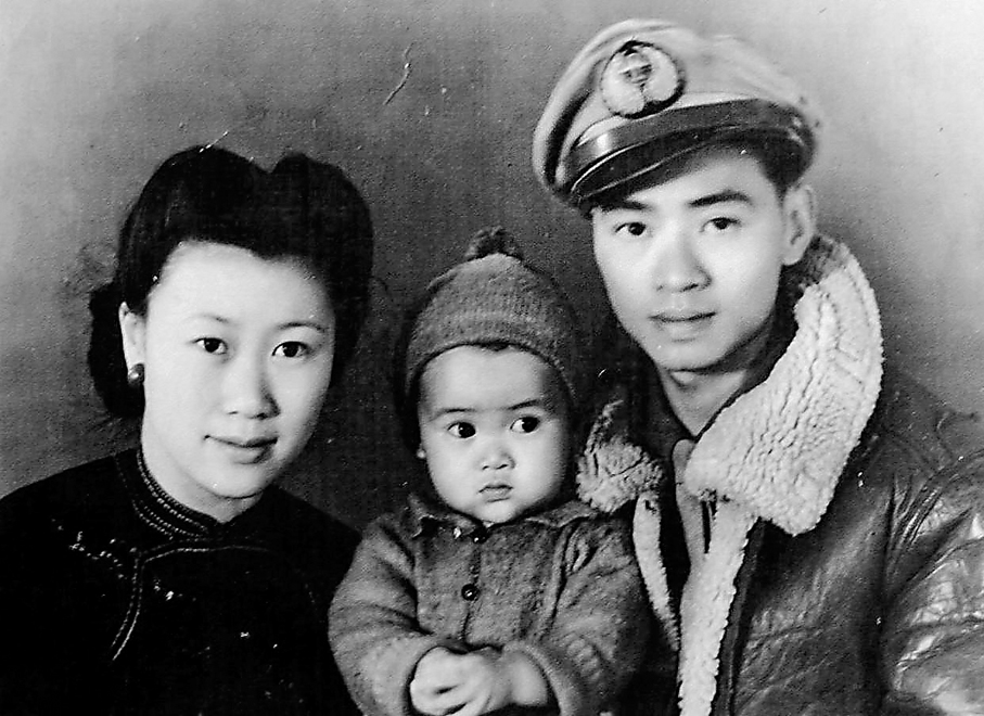 ●1945年8月15日日本投降。龍啟明從昆明巫家壩機場趕到昆明市區，帶妻兒去照相館拍了這張紀念照。 作者供圖