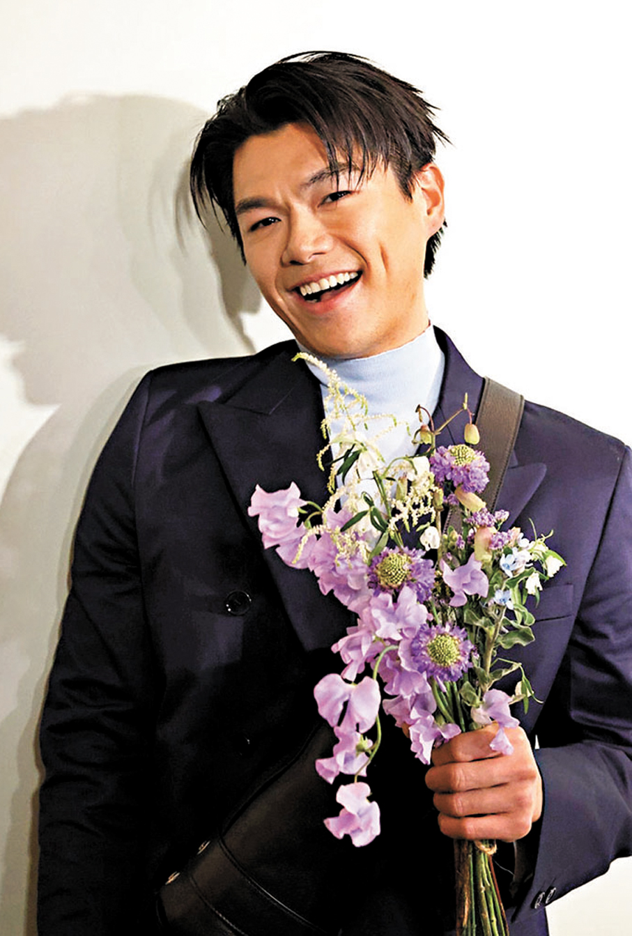 ●柯煒林獲粉絲送花慶生。  香港文匯報記者孫嘉蔚 攝