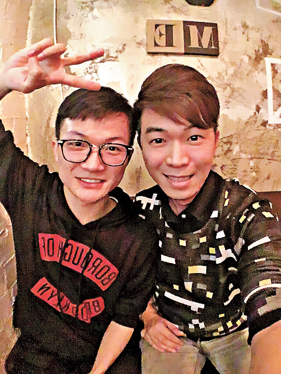 ●戴粗框眼鏡示人的周深(左)現在是相當少見。