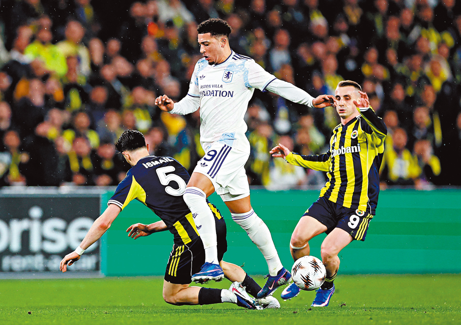 ●維拉鋒將辛祖（中）在比賽中。  路透社