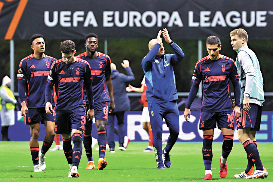 ●森林球員失望地離場。  美聯社