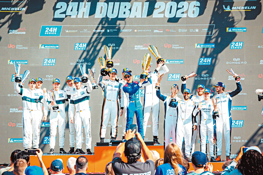 ●區天駿（藍衫）與隊友在頒獎台上。  公關圖片