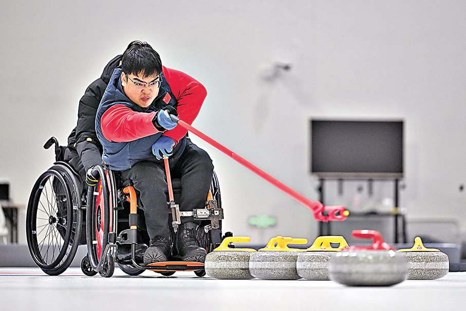 ●中國輪椅冰壺隊隊員進行訓練。 中新社