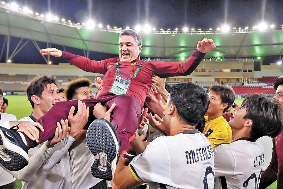 ●國足U23主帥安東尼奧以身作則，贏得球員信任。 資料圖片