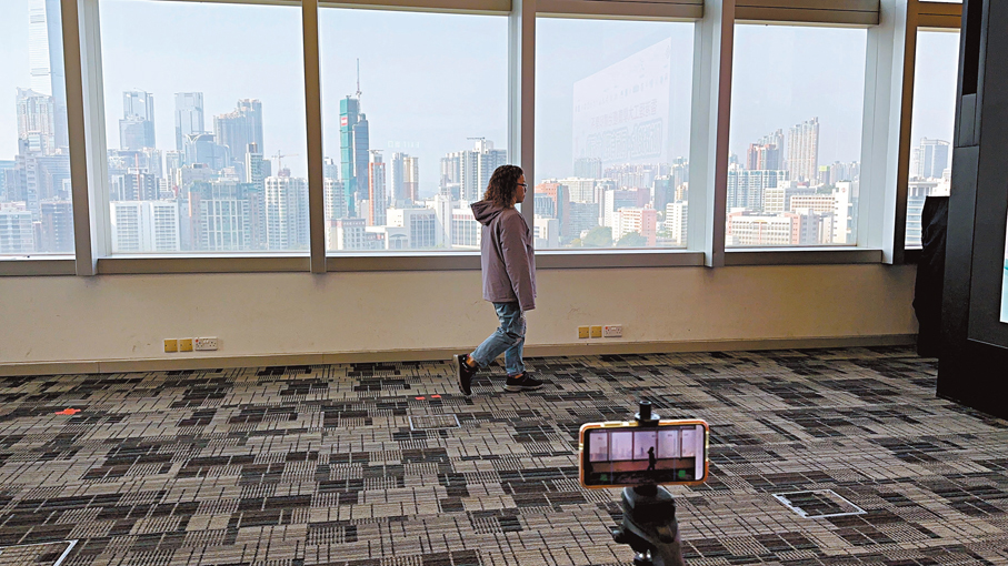 ●理大為長者進行跌倒風險篩查。圖為長者進行「步速測試」。 香港文匯報記者崔瀅  攝