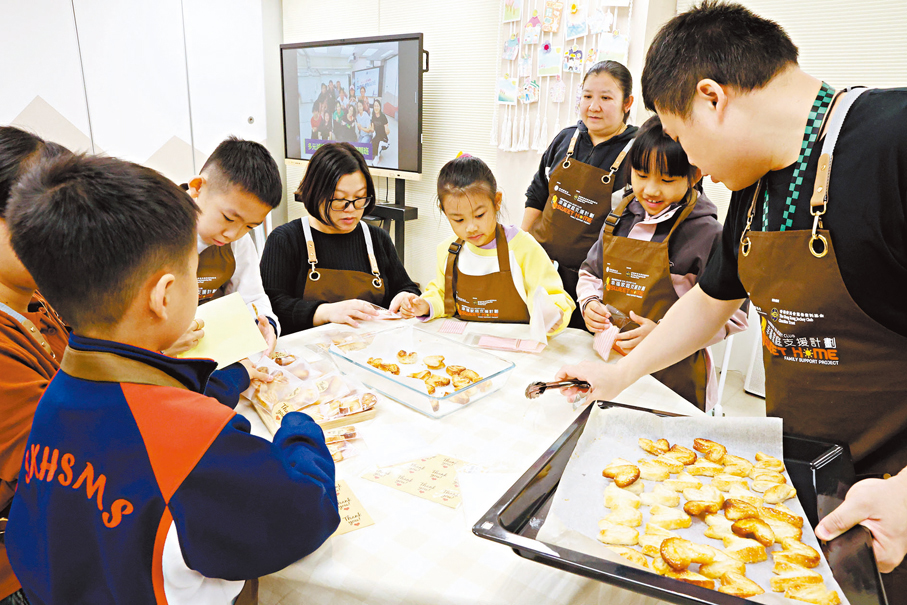 ●「幸福家庭支援計劃」巧妙地以烹飪作為互動橋樑，冀在增進親子感情的同時，亦能促進鄰里間溝通與聯繫。  香港文匯報記者萬霜靈  攝