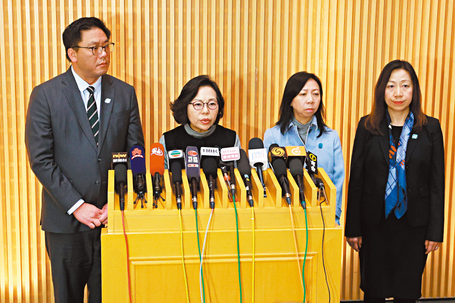 ●民青局局長麥美娟（左二）於去年12月19日啟動解散宏福苑原有管委會，並委任合安為管理人。 資料圖片