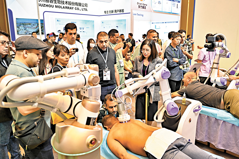 ●中國「萬億城市」擴圍至29個，學者指出，找準核心優勢培育新動能，是城市經濟增量提質的動力源所在。圖為早前採購商在廣交會體驗智能理療產品。 資料圖片