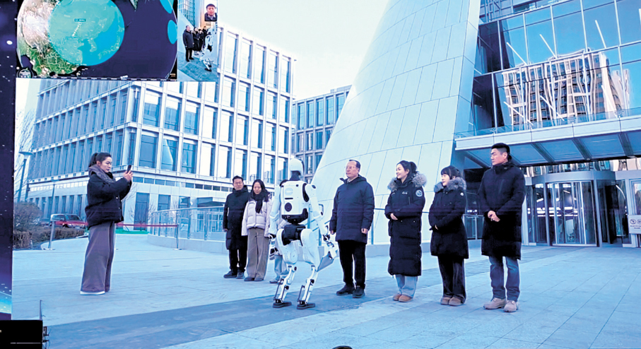 ●「天工」將項目竣工證轉交給建設方，這是全球首次具身智能人形機器人成功連接低軌衛星。 受訪者供圖