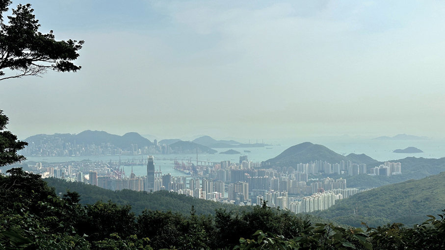 ●大帽山是香港最高峰，海拔高達957米，可飽覽青馬大橋至深圳的壯麗景色。