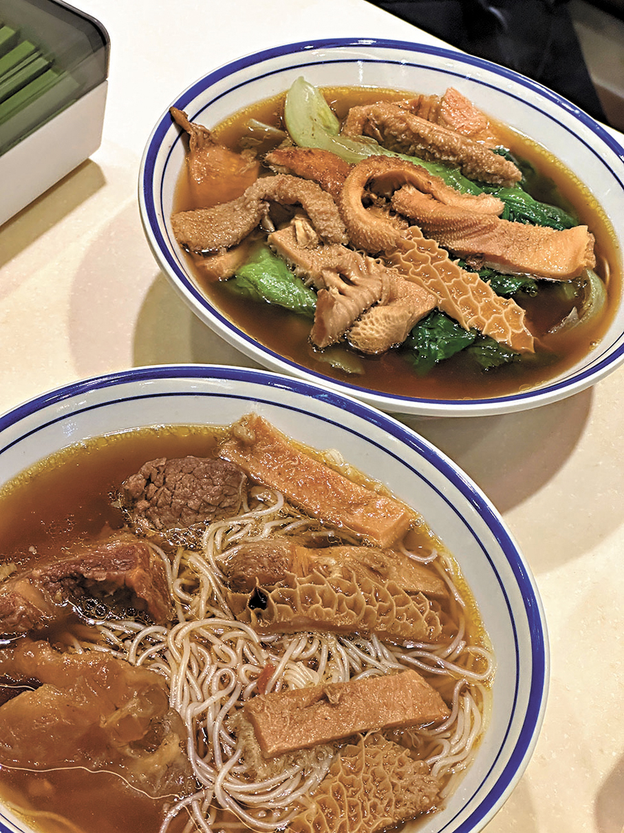 ●西貢碼頭周邊有許多經典的港式美食，例如車仔麵。