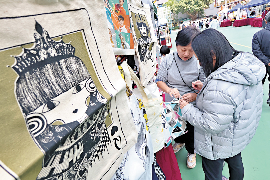 ●市民選購貨品。 香港文匯報記者涂穴  攝