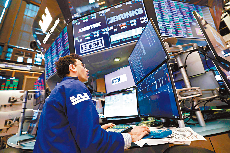 ●華爾街交易員指出，市場情緒已由平靜轉為震盪，策略上宜「審慎看漲」，建議逢低買入、切忌追漲。 法新社