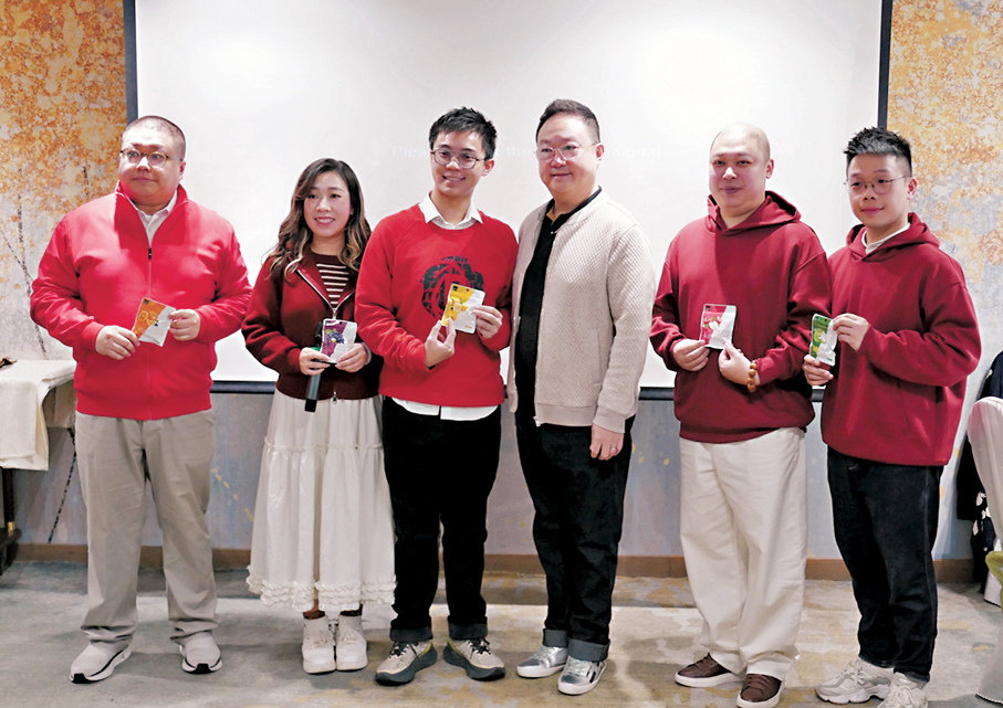 ●靈宵藝術總監高潤鴻（右三）為有份演出的郭啟煇、周洛童、溫曜聲、劍麟、吳立熙送上精選小禮物。