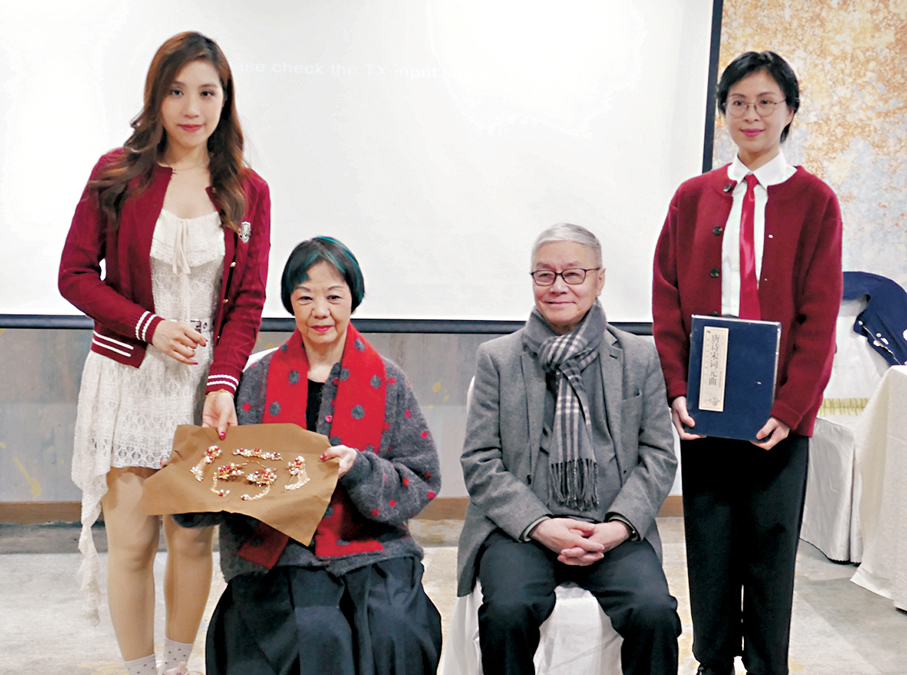 ●阮兆輝與高麗送上精選禮品予文華和謝曉瑩。