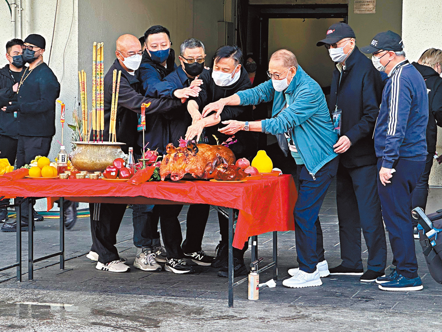 ●學友與楊受成進行拜神儀式。  香港文匯報記者子棠  攝