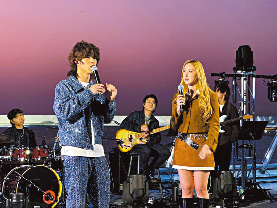 ● 曾比特與嘉賓許靖韻合唱。  香港文匯報記者阿祖  攝