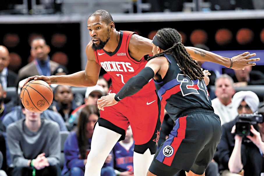 ●杜蘭特（紅衫）在對活塞一戰，射入生涯第2,283記三分球。 美聯社