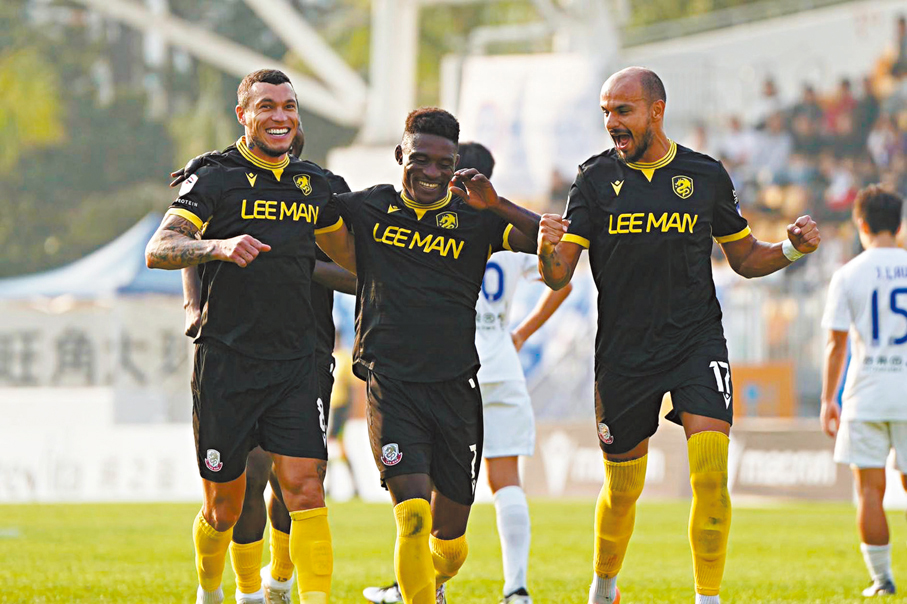 ●倒戈的巴科爾（中），入球後拒絕慶祝。