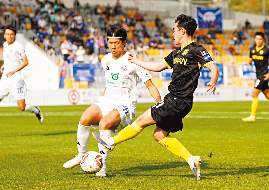 ●東方守將具滋龍（左）攔截對手傳中。