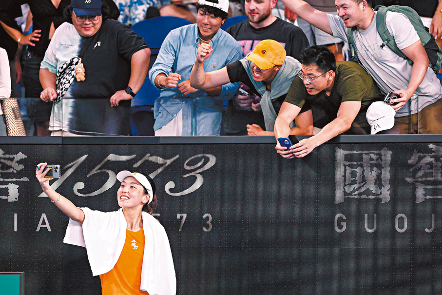 ●王欣瑜（左）賽後與球迷自拍留念。 法新社