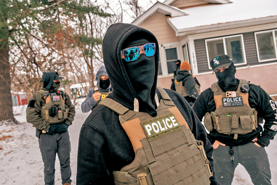 ●美海關執法人員身穿全黑衣物，臉部被遮蓋，令民眾感不安。 彭博社