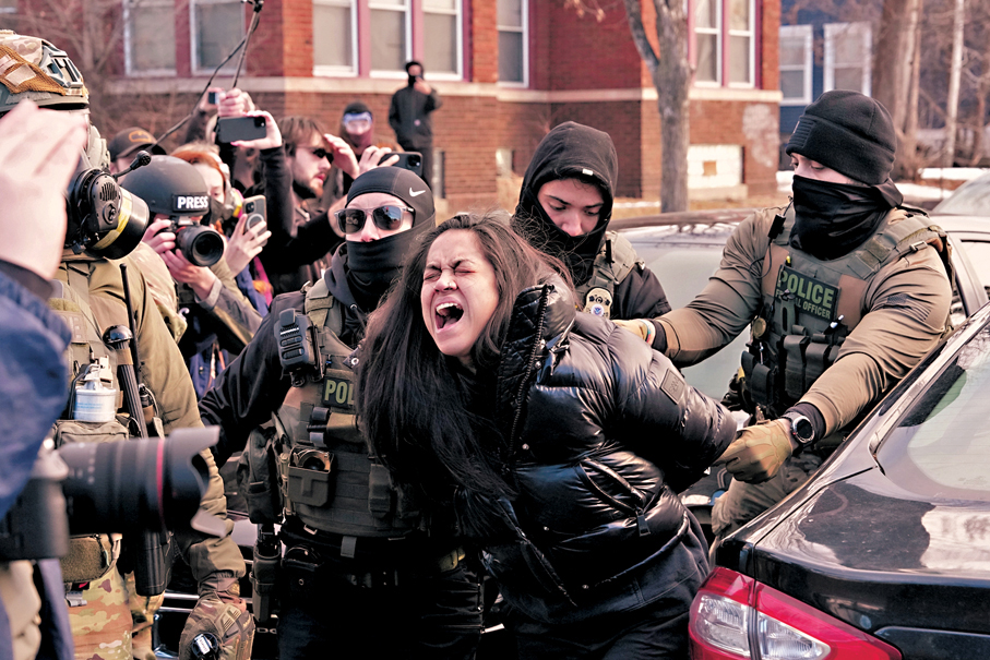 ●聯邦探員暴力拘留非法移民，引起美國人關注。 美聯社