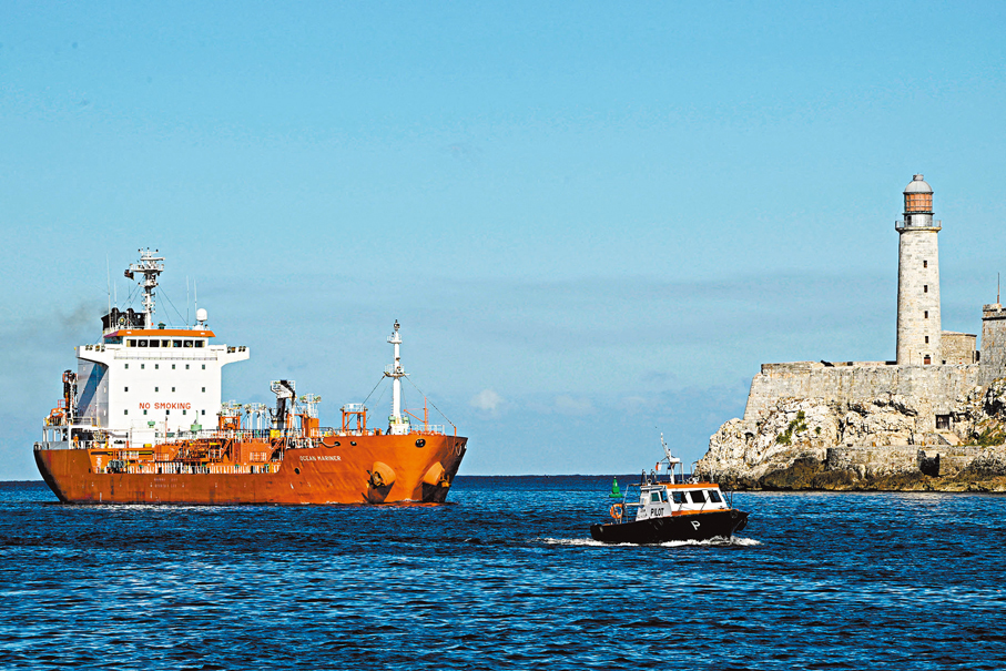 ●古巴約60%石油依賴進口。圖為開往古巴的運油船。 資料圖片