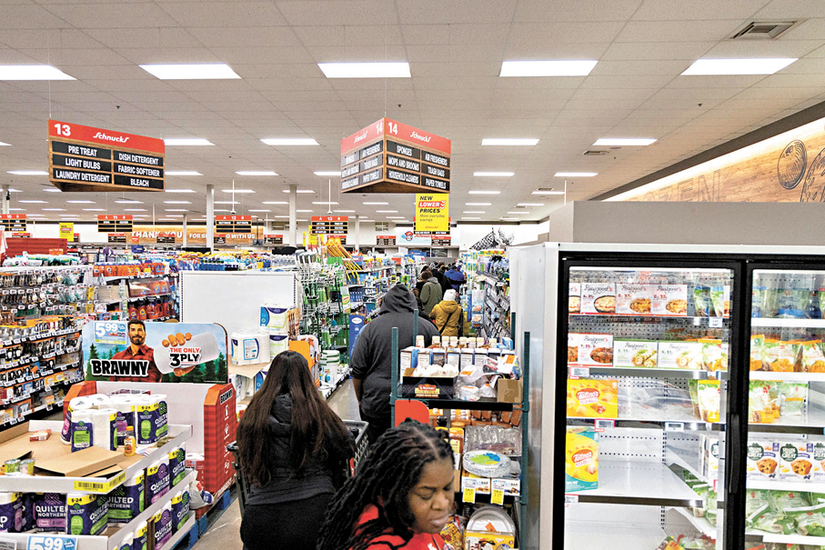 ●多個州份的商店均有大批民眾排長龍，搶購物資。 路透社