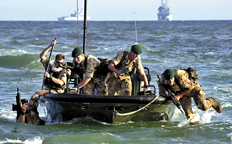 ●美國發動阿富汗戰爭的20年裏，英國有457名軍人死亡。圖為當年英軍在中東演習。 資料圖片