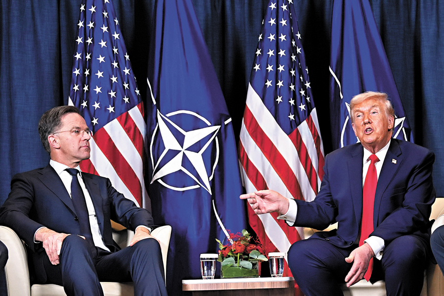 ●特朗普（右）在達沃斯世界經濟論壇期間與北約秘書長呂特會面。 資料圖片